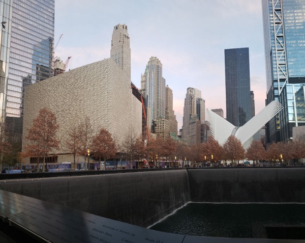 Fig. 11: Final Steps of Installation at the North Wall seen from the WTC Memorial. ©Josef Gartner GmbH