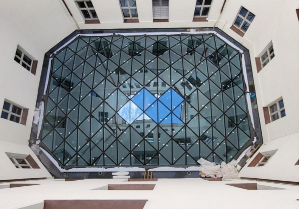 Figure 8 Glass roof of the courtyard of the Federal Ministry of Health in Berlin, Germany [21].