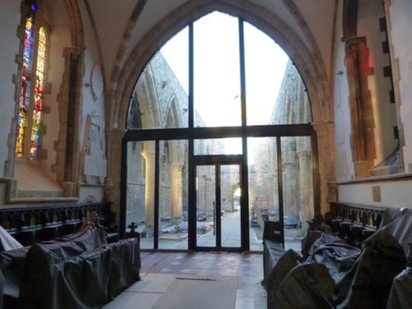 The multi-panel screen wall separates the roofless nave from the chancel. © ÆDaedalusconservation