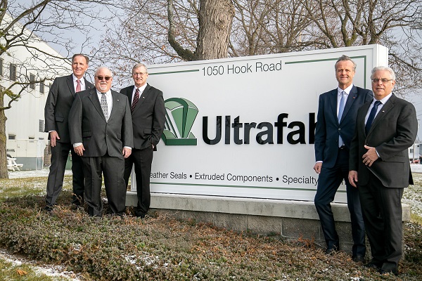 Together with the Ultrafab management team, Marcus Sander, CEO of Roto Frank Window and Door Technology, addressed the workforce in Farmington NY, USA, on December 19th. He warmly welcomed the employees and managers into the Roto team. "You could say the combination of Ultrafab and Roto is a 'perfect match'. Together, we set the benchmark for customers in the fenestration industry when it comes to product range, technical expertise, quality and service. Customers will see more benefits as a result of this acquisition." Pictured, from left to right: Michael Stangier (CFO of Roto Frank Window and Door Technology), Thomas E. Hare (CFO Ultrafab, Inc.), Alan J. DeMello (President/CEO Ultrafab, Inc.), Marcus Sander (CEO of Roto Frank Window and Door Technology) and Thomas C. Horton (Chairman Ultrafab, Inc.).
