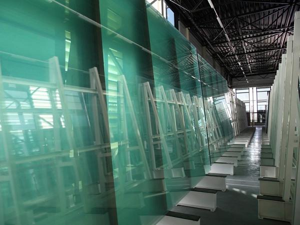 Cutting deals laminated glass