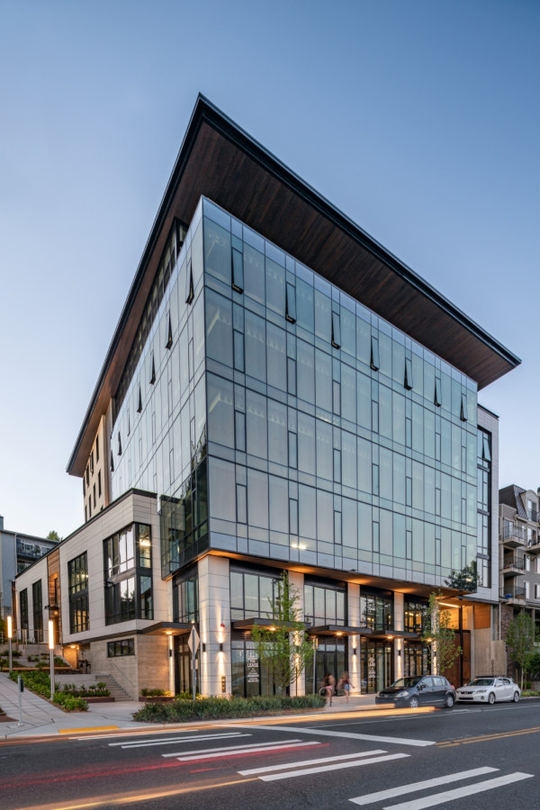 The LEED® Gold, sleek seven-story Watershed in Seattle, Washington, features Solarban® 60 glass by Vitro. The 2023 COTE® Top Ten award-winning facility is pursuing Seattle's aggressive Living Building Pilot Program (LBPP) certification. (Photography: Built Work Photography, LLC)