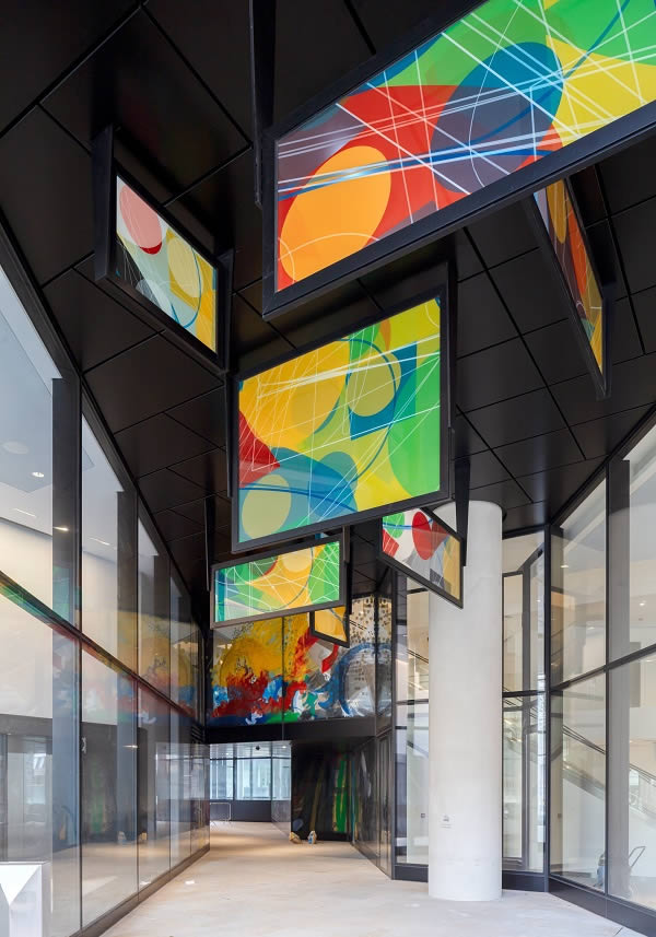 Connection to the interior: colorfully designed glass in the connecting passageways takes over the design idea of the canopies with its own language of images and form, thus becoming one of the style-defining features of 22 Bishopsgate. Photo: Simon Kennedy