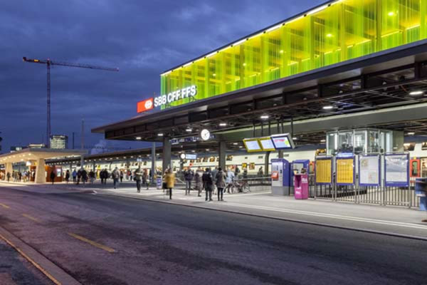 A luminous green makes the glass structures of the railway station in Oerlikon visible from a distance. (copyright: 10:8 Architekten) 