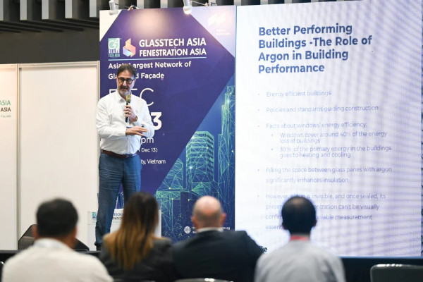 Elegant IG’s Managing Director, Sandro Ianni presenting the role of Argon gas in enhancing insulating glass performance.