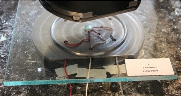 Strain gauges on specimen