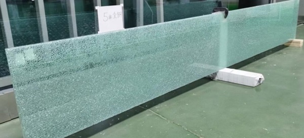 Fig. 16: Fracture pattern – fully toughened glass.