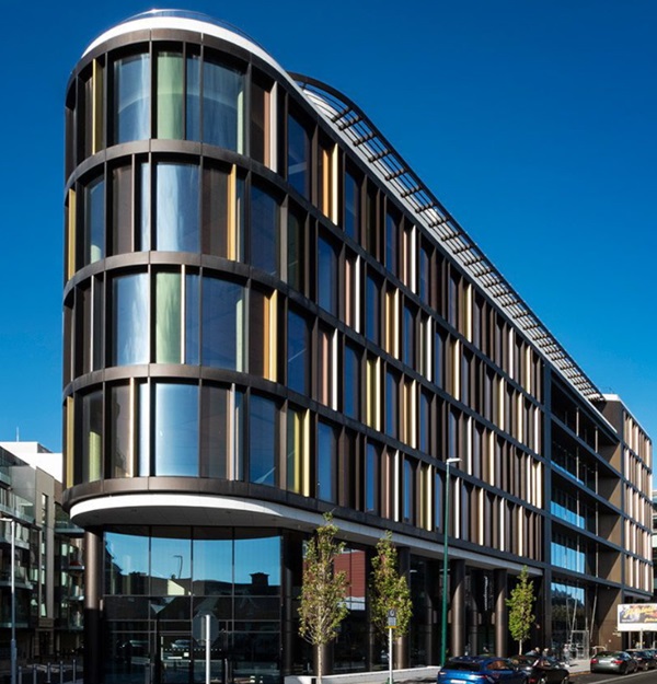 Fig. 2: IPC House, Dublin – curved SSG (GLF Facades).