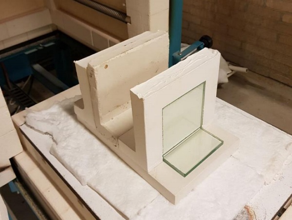 Fig. 8 Fusion experiment, during the placement of the glass prior to the oven temperature schedule.