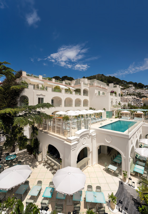 OmniDecor in the new Hotel La Palma in Capri with its DecorFlou Stripes glass