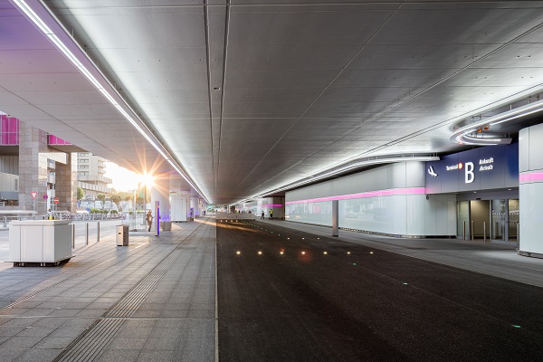 Luminous White Walls at Frankfurt Airport’s Terminal 1