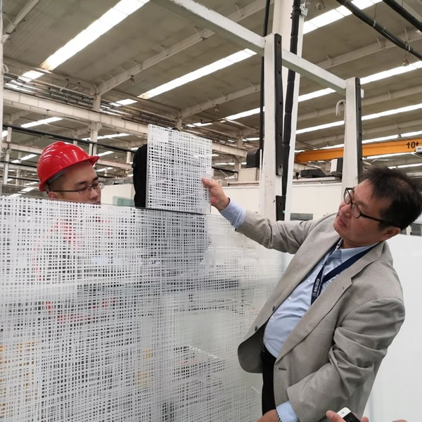 Customers compare the lines and light transmission between finished products and sealed samples on site