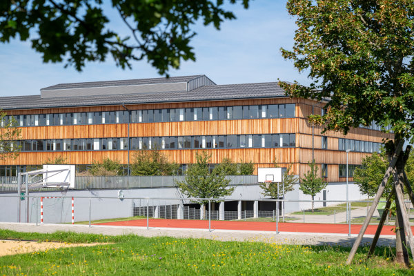 Award-winning education in light-flooded learning spaces at Holzkirchen State Grammar School. Photo: TA Werbeagentur