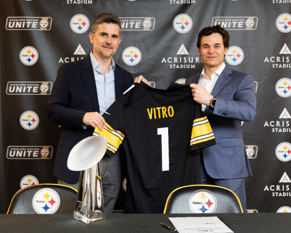 Pictured: Vitro Architectural Glass President Ricardo Maiz (left) and Sada (right) with the Vitro customized Steelers jersey. (Photography: Ray Cordero, Mainline Photography)