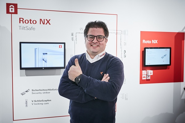 Philipp Zink is of the opinion that “Roto NX” has a “strong differentiating factor.” The benefits offered to end customers are the main priority for the sales manager of Th. Zink GmbH, based in Bergen, Lower Saxony, Germany. The extensive Tilt&Turn hardware product range is setting “new standards” primarily in the design and security sector here. Photo: Roto