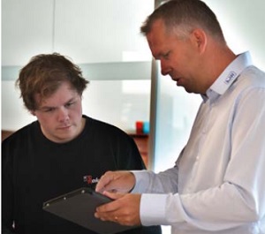 Petter Rakvåg (left) is constantly advancing the digitalization of his family-owned company; as the IT manager, he is the most important contact person for A+W. Right: Pontus Levin, Director A+W Scandinavia and Sales Support Agent for Rakvåg.