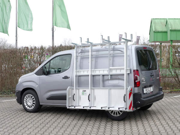 The Toyota Pro Ace City (as an electric and conventional variant) is not only eminently suitable as a city delivery van; thanks to the easily removable exterior rack, it can also be ready for private trips in no time. demontierbarem Außenreff im Handumdrehen für Privatfahrten genutzt werden.