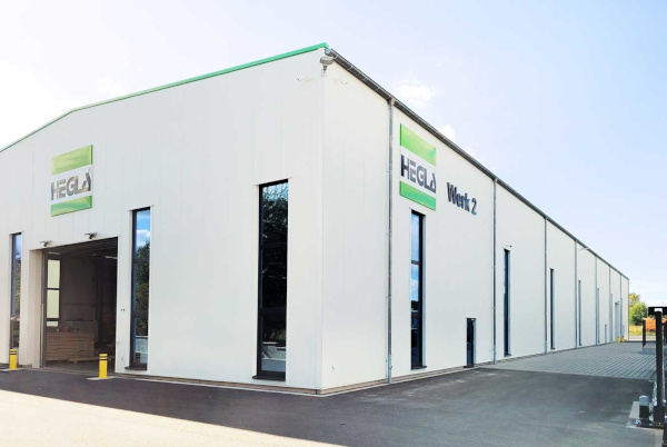 Since 1990, the HEGLA subsidiary in the Burgenlandkreis district has produced storage and logistics solutions for glass and windows. In 2020, the company added a second production hall.