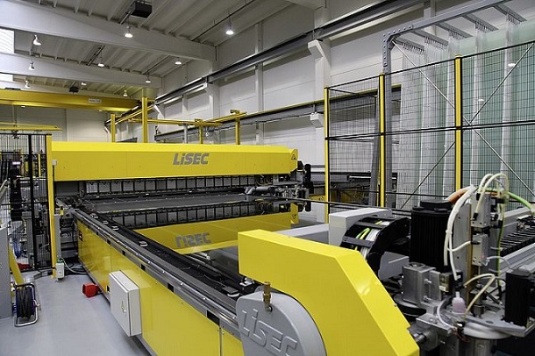 The first sensory perception when entering the production hall: amazingly high degree of cleanliness, bright yellow machinery (combined with subtle gray) and the hiss of LiSEC shuttles that accelerate