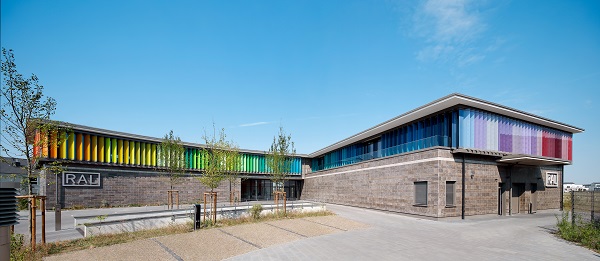 Picture credits: Schüco International KG Exciting contrasts between natural stone and colourful sun shading louvre blades: the incredibly energy-efficient office and warehouse building of RAL– Deutsches Institut für Gütesicherung und Kennzeichnung (German Institute for Quality Assurance and Labelling) in Bonn.