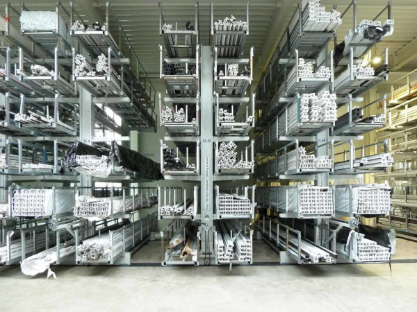 In manual transverse long-length storage systems, pallets are arranged in compact vertical or horizontal stacks.