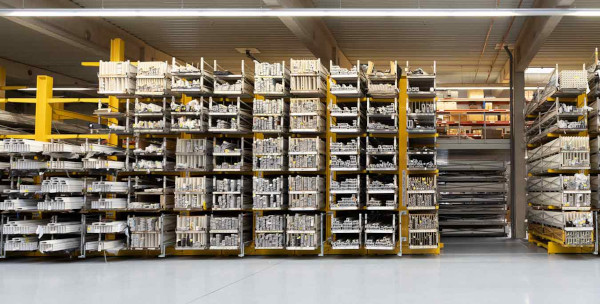 In manual transverse long-length storage systems, pallets are arranged in compact vertical or horizontal stacks.