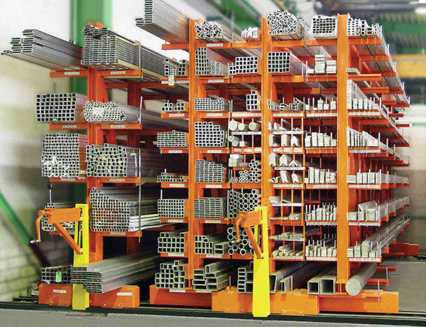 Manual transverse long-length compact storage system. The individual shelves can be filled up to a load capacity of 15 tonnes.