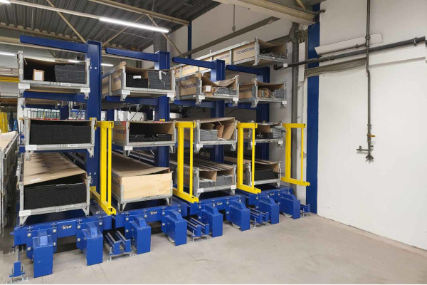 Manual lengthwise pull-out long-length compact storage system for spacers, glazing bars or glazing beads. Each shelf can be individually designed.