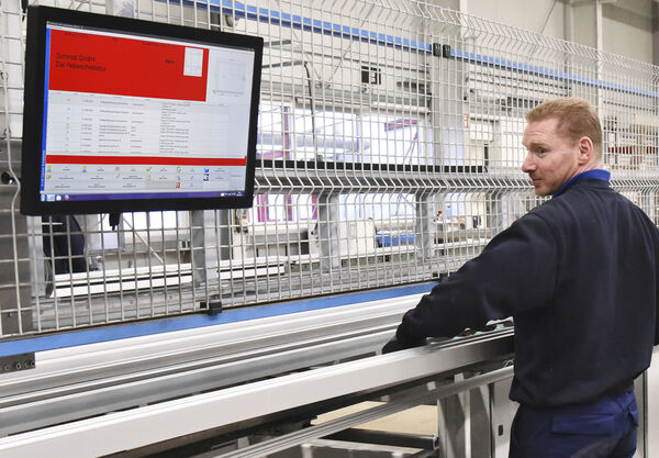 Monitors instead of paper: A+W Cantor CIM screens display all the data that the machine operator needs.