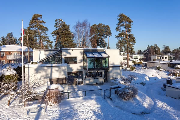 Picture credits/photographer: Adam Stirling, Norway  The conservatory is situated in front of the first floor of the main house; the loads are transferred to the foundations via diagonal supports (Schüco CMC 50 system with SageGlass® Blue in the roof area).