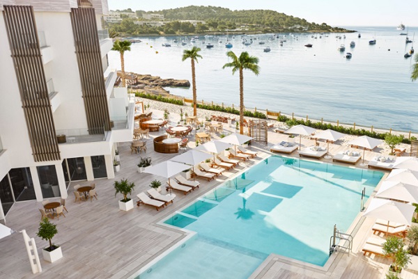 The exclusive Robert de Niro hotel in Ibiza relies on GlassFit railing systems