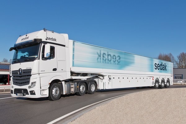  Expertise in glass manufacturing and finishing is only one side of the coin. Putting the product on the road and taking it to its destination is equally important. Sedak has developed its own HGV semitrailer for this purpose. the “inliner” can transport glass panes of up to 16 metres in length. (Photo credit: sedak GmbH & Co. KG)
