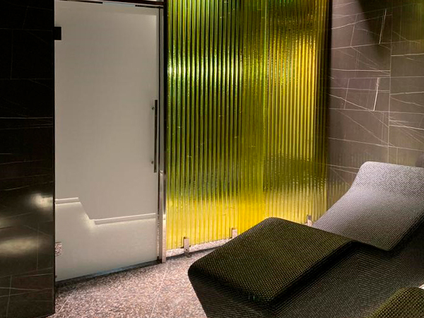 Luxury, minimal, and essential environments: STRATO® BIANCO EVA laminated glass in exclusive SPA