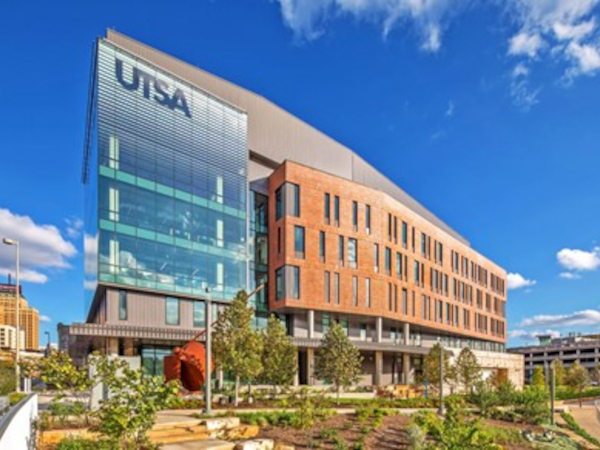 Pairing Sungate ThermL™ glass with Solarban® 70 glass (shown here) at the USTA National Security Collaboration Center would provide a similar aesthetic with dramatically improved thermal performance. (Photography: Tom Kessler)