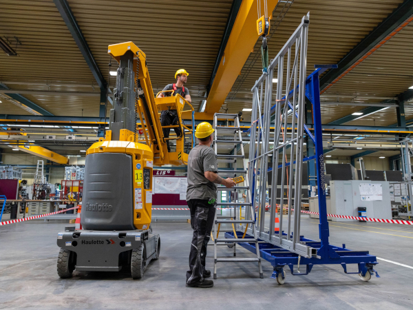 © LiSEC; It is important to clarify whether a crane, a forklift or other lifting equipment is available in advance © LiSEC; It is important to clarify whether a crane, a forklift or other lifting equipment is available in advance