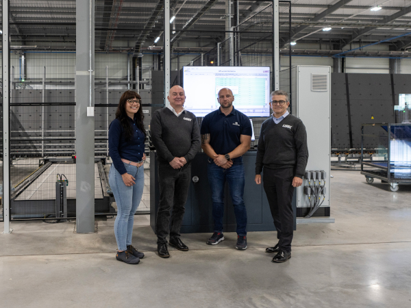 © LiSEC; LTR: Kasia Golembowska (Press Glass UK), Ged Smith (LiSEC), Lukasz Matlingiewicz (Press Glass UK), John Foster (LiSEC) in front of the GPS.autofab system and buffer shuttle © LiSEC; LTR: Kasia Golembowska (Press Glass UK), Ged Smith (LiSEC), Lukasz Matlingiewicz (Press Glass UK), John Foster (LiSEC) in front of the GPS.autofab system and buffer shuttle