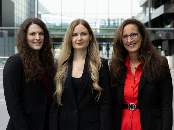 Chiara Sträßner, Ramona Wißmüller and Elke Harreiß Photo: © Michele Aflatoon / moony mane Chiara Sträßner, Ramona Wißmüller and Elke Harreiß Photo: © Michele Aflatoon / moony mane