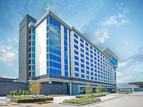 Solarban® Glass Curtain Wall and Windows Deliver Aesthetic, Energy Efficient and Acoustic Performance for the Nashville Airport Hilton