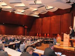 A view of the assembly with nearly 1,000 participants at the Rosenheim Window and Façade Conference 2016 (Source: ift Rosenheim) 