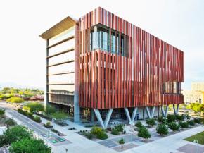 Solarban® 90 Starphire® glass highlights the Health Sciences Innovation Building (HSIB) at the University of Arizona, which meets performance, cost, availability and aesthetic goals. (Photography: Tom Kessler)