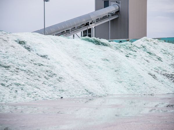 Cullet saves raw materials, energy and CO2 emissions. Photo: AGC Glass Europe Cullet saves raw materials, energy and CO2 emissions. Photo: AGC Glass Europe