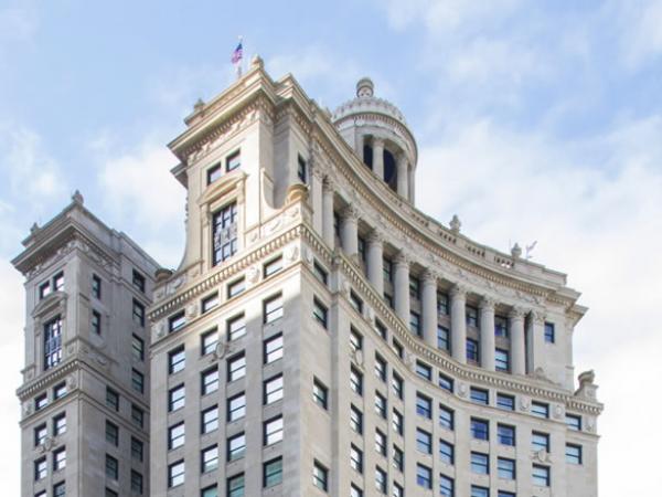 An iconic structure on the Chicago River front, this 21-story sky-scraper 