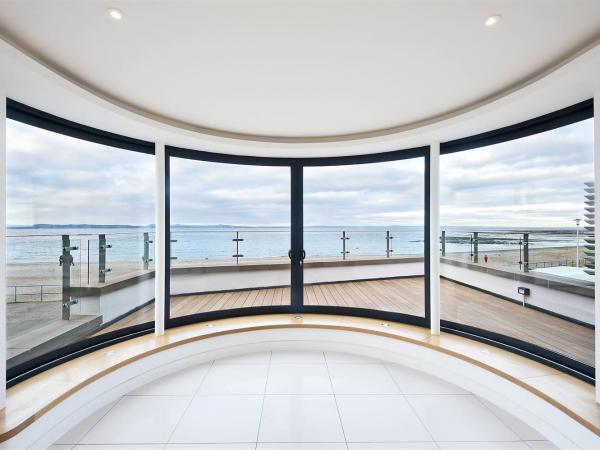 Curved windows – East Lothian