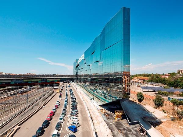 Guardian solar control glass gives architects freedom to play with colours and reflections on the BNL-BNP Paribas HQ in Rome.