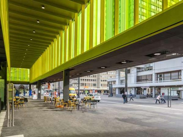 Interesting light effects await the passers-by under the roof. (Oerlikon railway station, copyright: 10:8 Architekten) 