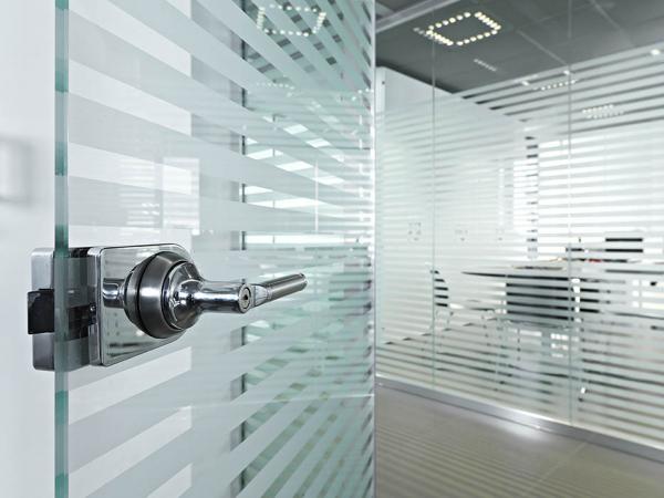 Customizable glass doors: technology and aesthetics