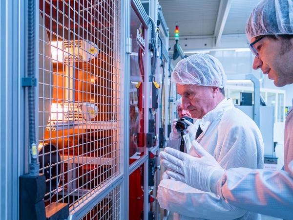 EU-Commissioner Günther Oettinger inspecting the production - © Heliatek GmbH