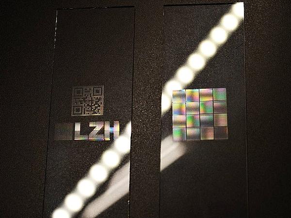 LZH logo and chessboard pattern with diffractive structures (Photo: LZH).