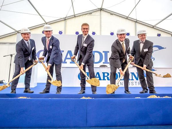 From left to right: Grzegorz Kuznik, Plant Manager Guus Boekhoudt, Vice President of Guardian Glass in Europe Krzysztof Matyjaszczyk, Częstochowa City Mayor Kevin Baird, Guardian Glass President and CEO  Conrad Bruch, Ambassador of the Grand Duchy of Lux.