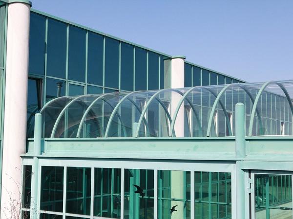 Cold bending makes it possible to place curvatures on glass immediately before installation. (Photo credit: Lisec Austria GmbH)